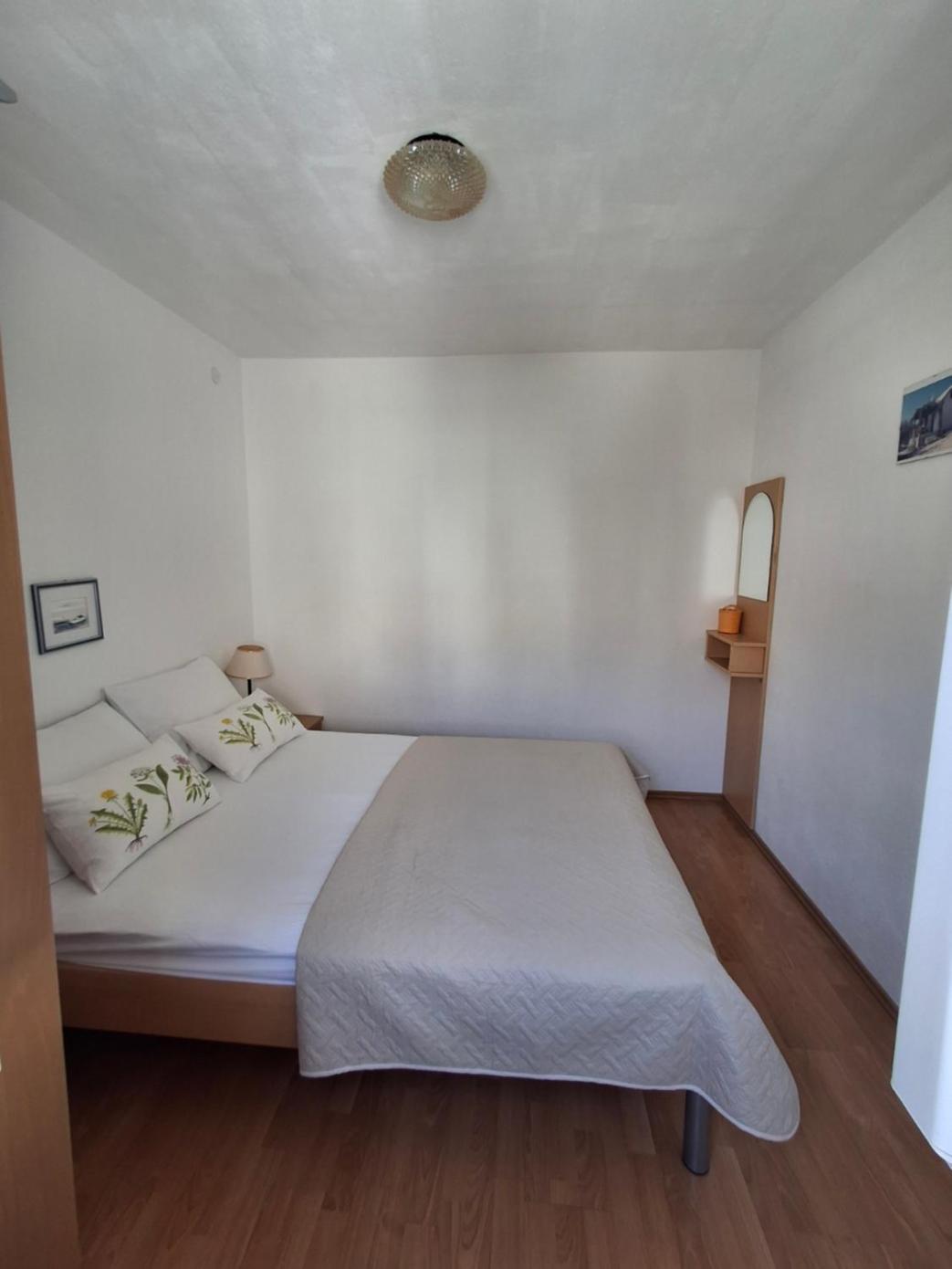 Apartment Irena Бол Екстер'єр фото